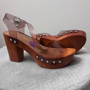 Size 6.5 Never worn women’s clogs heel!